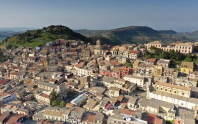Buccheri, il borgo sui monti Iblei. Boschi, storia e silenzi autentici