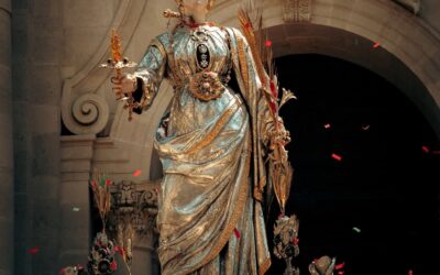Il grido “Sarausana jè!” scuote Ortigia tra le invocazioni dei “berretti verdi” e l’emozione del popolo di Santa Lucia nell’Ottava di Maggio