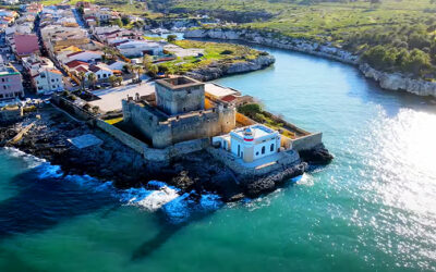 Brucoli, un incantevole villaggio di pescatori incastonato lungo un canale naturale, dove il tempo sembra essersi fermato tra acque cristalline e architettura aragonese
