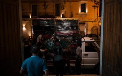 I carichi di fiori hanno raggiunto la città. Inizia a Noto la paziente spetalatura che vestirà via Nicolaci