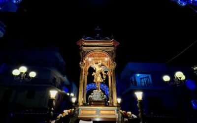 Villasmundo in festa per San Michele Arcangelo. Oggi la lunga processione e il live di Enrico Nigiotti