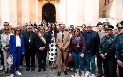 Marilyn e i Beatles tra la pietra barocca. Noto si accende con la 47ª Infiorata Pop