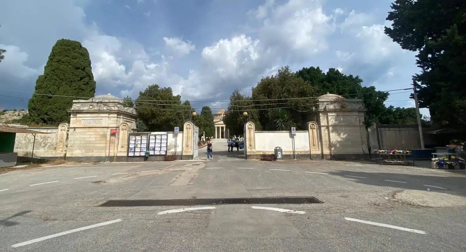 Ingresso-cimitero-Siracusa-1536×832.jpeg