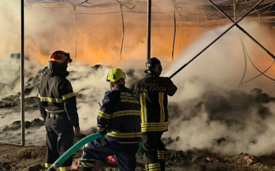 Incendio nella notte devasta uno stabilimento a Pachino