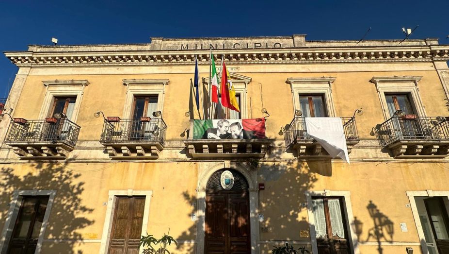 Solarino-per-Gaza-lenzuolo-bianco-al-municipio.-Il-neo-sindaco-Spada-aderisce-a-50-mila-sudari
