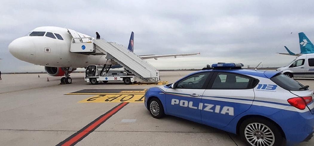 aeroporto-rimpatri-immigrazione-polizia