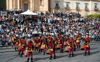 Corsa contro il tempo a Noto. Gli ultimi due giorni di Infiorata tra shopping esclusivo e concerti sotto le stelle