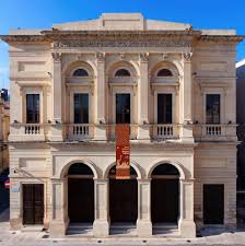 Il mito di Morricone rivive ad Avola. Al Teatro Garibaldi va in scena “La Leggenda di Novecento”