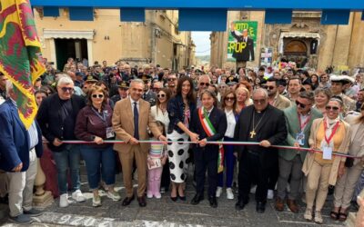 Taglio del nastro per la 47ª Infiorata di Noto. Adesso via Nicolaci è un museo a cielo aperto