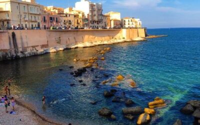 Don Raffaele Aprile: “Siracusa, dove il mare impara a parlare”