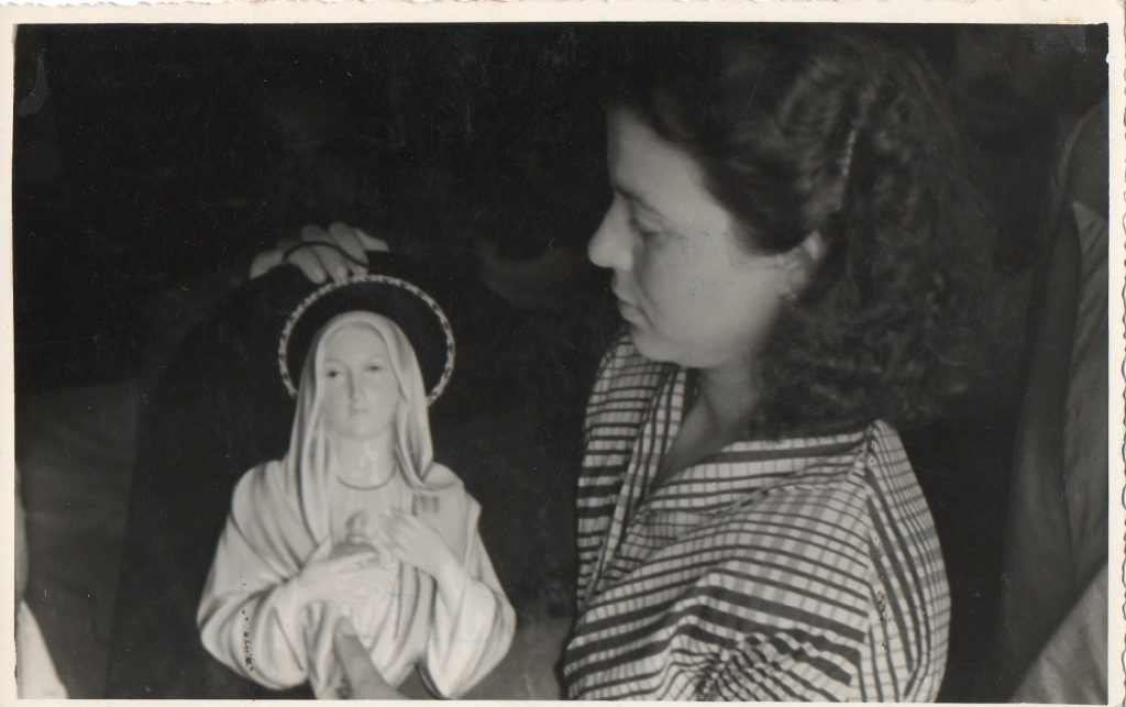 04-La_Madonnina_in_mano_alla_signora_Giusto_fotografata_ment-1024×643