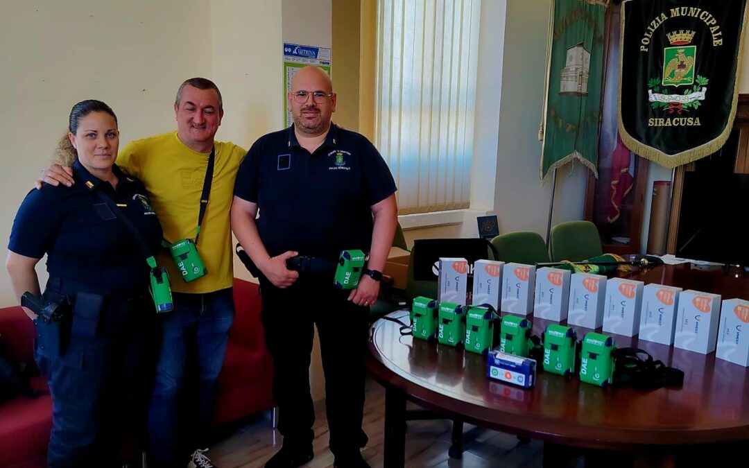 Siracusa sempre più cardioprotetta. 10 mini defibrillatori alla Polizia municipale e una nuova postazione in via Tisia