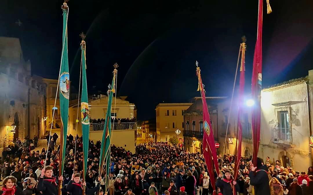 Labari e stendardi. Un’eredita che si tramanda per le mani dei bambini. Il futuro nel nome di san Paolo