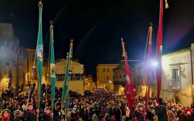 Labari e stendardi. Un’eredita che si tramanda per le mani dei bambini. Il futuro nel nome di san Paolo