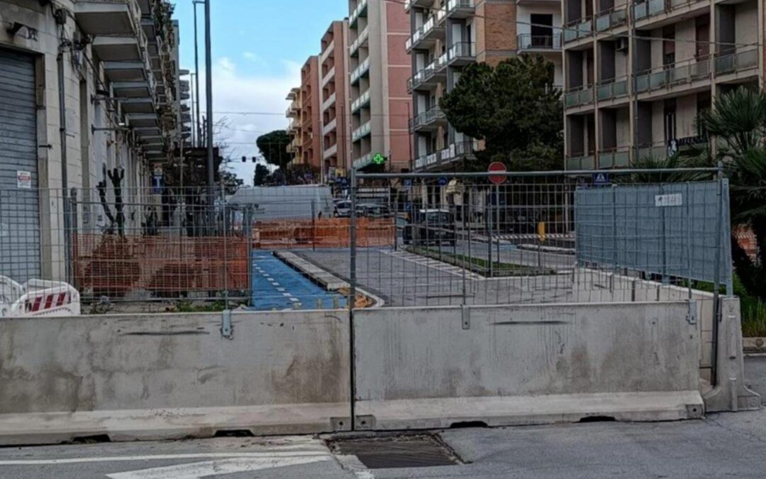 A Siracusa cedimento del manto stradale in viale Teocrito. Strada chiusa per verifiche