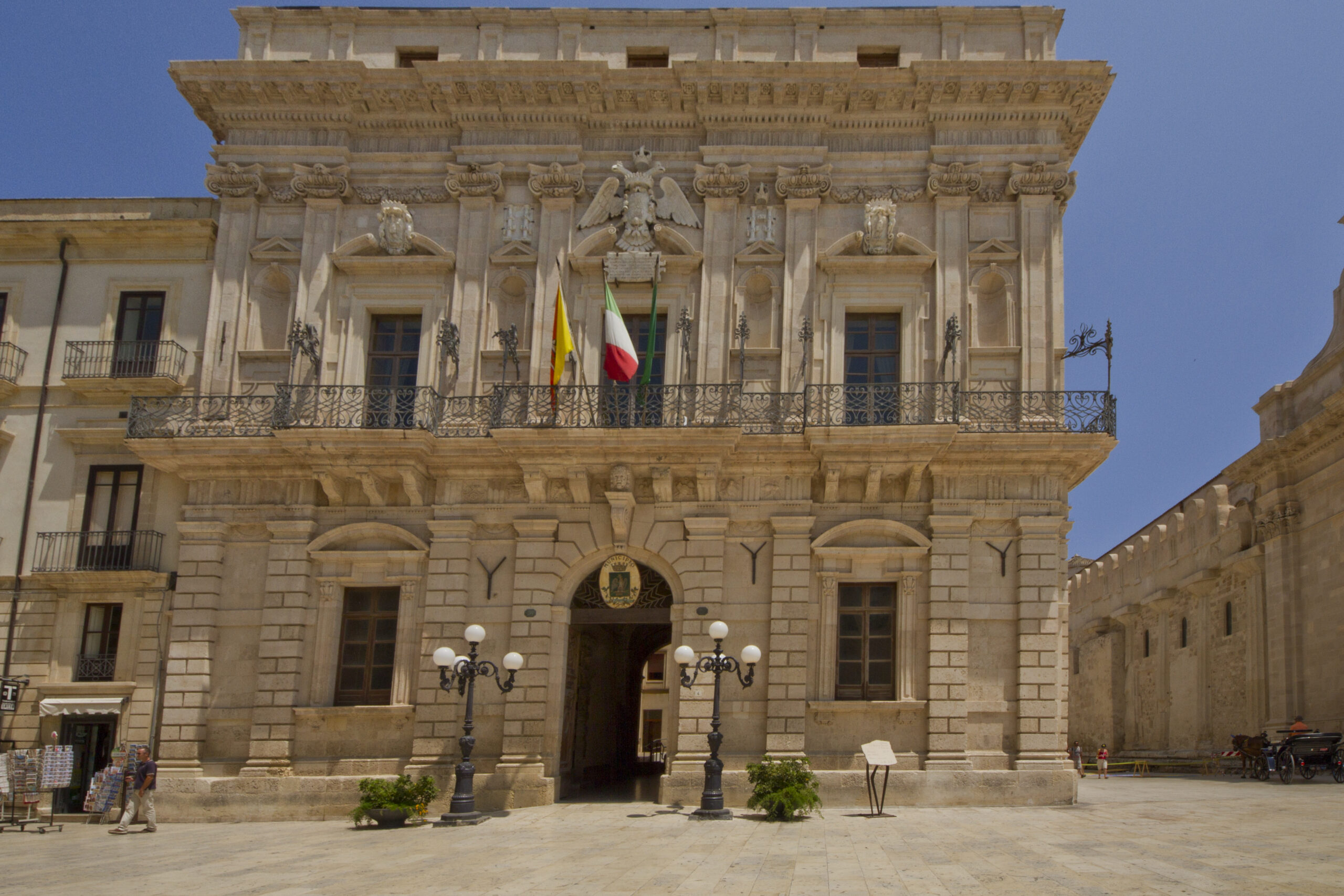 Palazzo_del_Senato,_Ortygia,_Syracuse,_Province_of_Syracuse,_Sicily,_Italy_-_panoramio