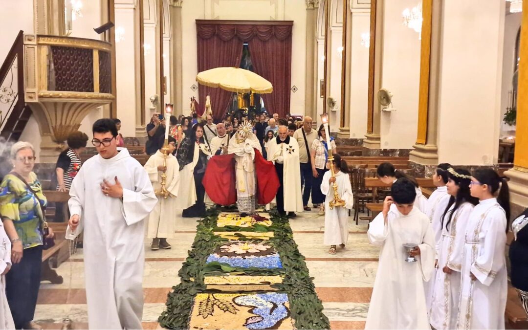 A Macchia di Giarre il Corpus Domini | 14ª Infiorata tra tappeto floreale e processione nella Chiesa Madre