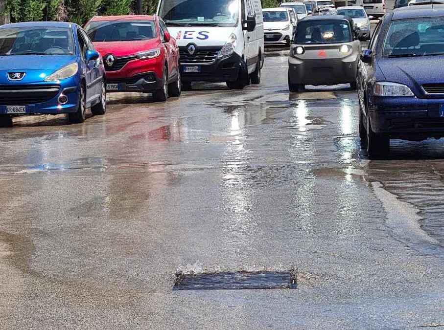 Siracusa, segnalazione dei lettori: copioso sversamento d’acqua in via Mattia Preti