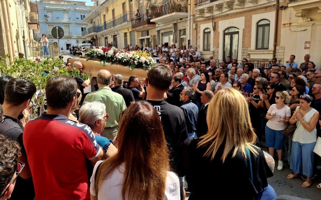 L’ultimo commosso saluto a Salvatore D’Aquila | Belvedere si è stretta attorno al dolore della famiglia
