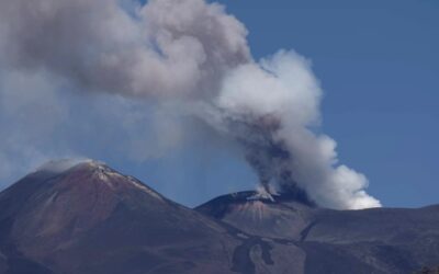 Etna, eruzione del cratere Voragine | Nube di cenere e limitazioni ai voli a Catania