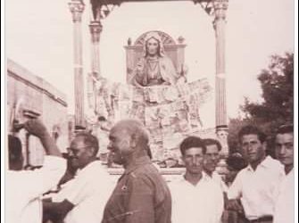 L’antica statua di Sant’Anna seduta portata a spalla | Ecco perché la festa di Belvedere si celebra a settembre