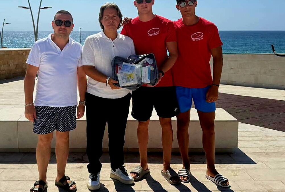 Donato un kit di pronto soccorso alla postazione dei bagnini di Lido di Noto