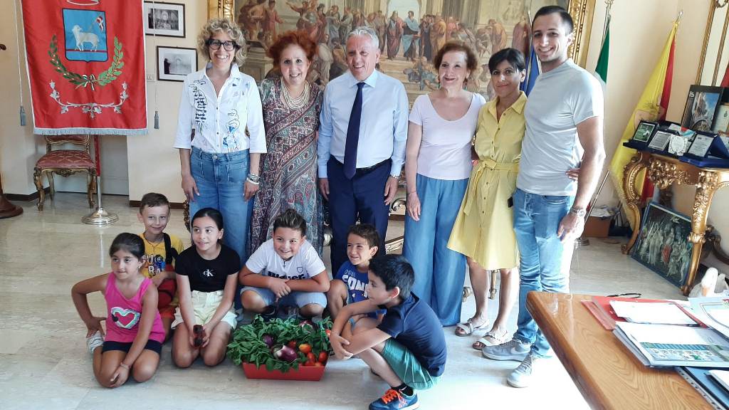 Canicattini Bagni, i piccoli agricoltori della scuola “Verga” donano al sindaco i frutti del loro orto