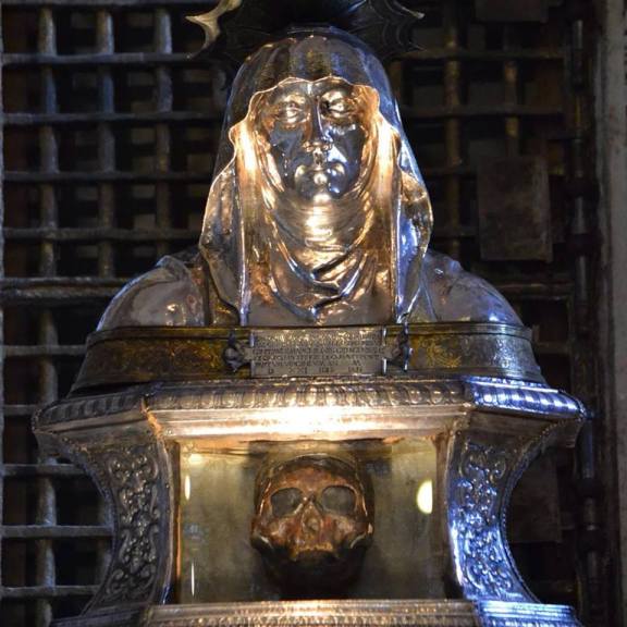 Castelbuono rinnova la devozione a Sant’Anna | Esposta la reliquia del teschio