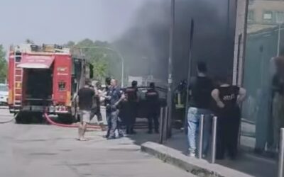 Siracusa, incendio in un garage | Auto distrutta dalle fiamme, paura per il fumo nello stabile