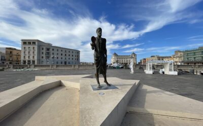 La statua di Archimede sul ponte tra Siracusa e Ortigia | Storia e significato di un simbolo della città