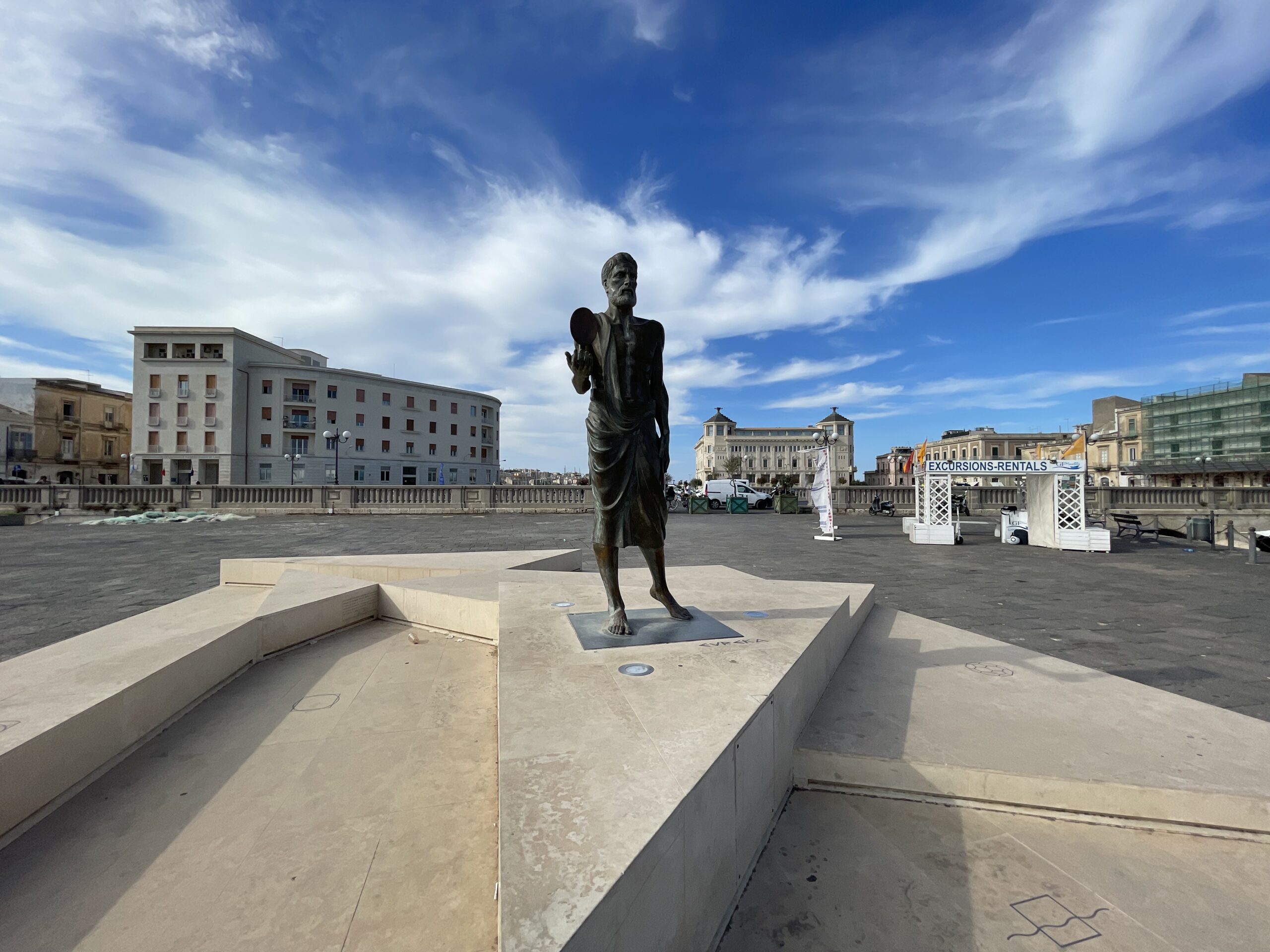 Statua-archimede-Siracusa-paesaggio-scaled
