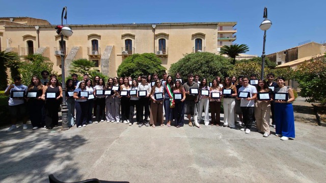 Avola premia le eccellenze scolastiche | Riconoscimento agli studenti diplomati con 100 e 100 e lode