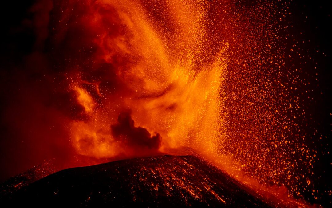 Etna – Nuova spettacolare fase eruttiva | Frattura a bassa quota