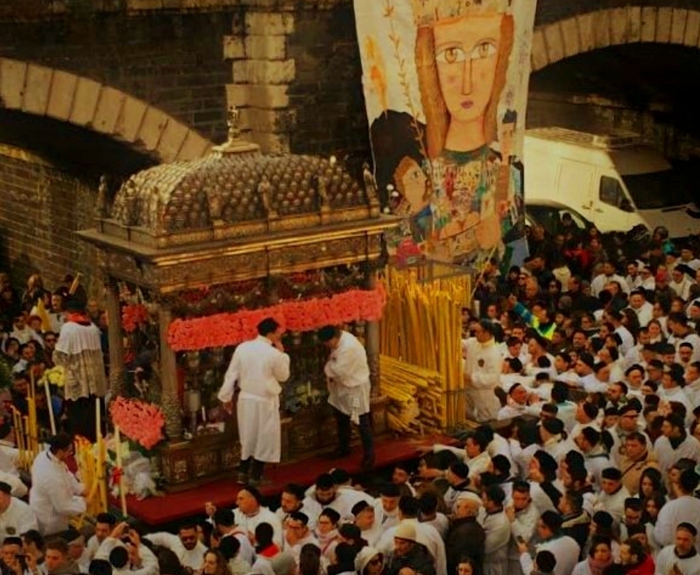 Festa Sant’Agata a Catania, il fercolo in processione