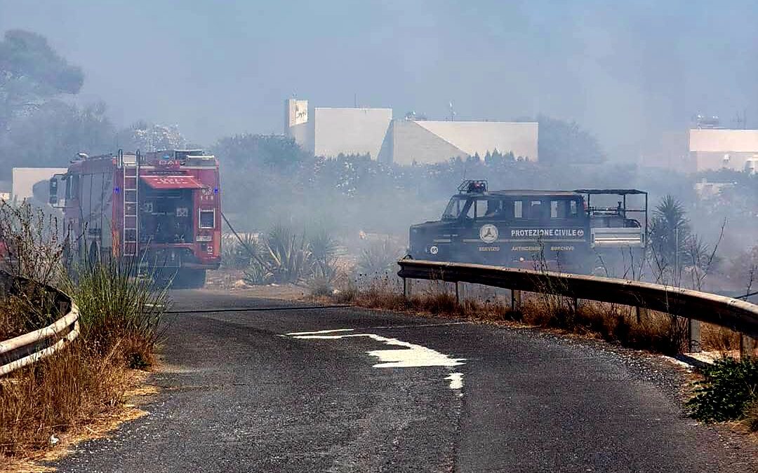 Incendi a Portopalo – Tre fronti in C.da Pagliarello e un vasto rogo a Torrefano | Scatta l’allarme