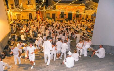 Buccheri si veste di bianco | Il 7 Agosto torna la suggestiva “Cena in bianco”
