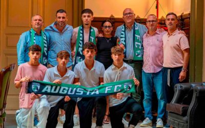 Augusta ritrova l’Eccellenza: la FC Augusta riporta il grande calcio in città e consegna la tessera numero 1 al sindaco Di Mare