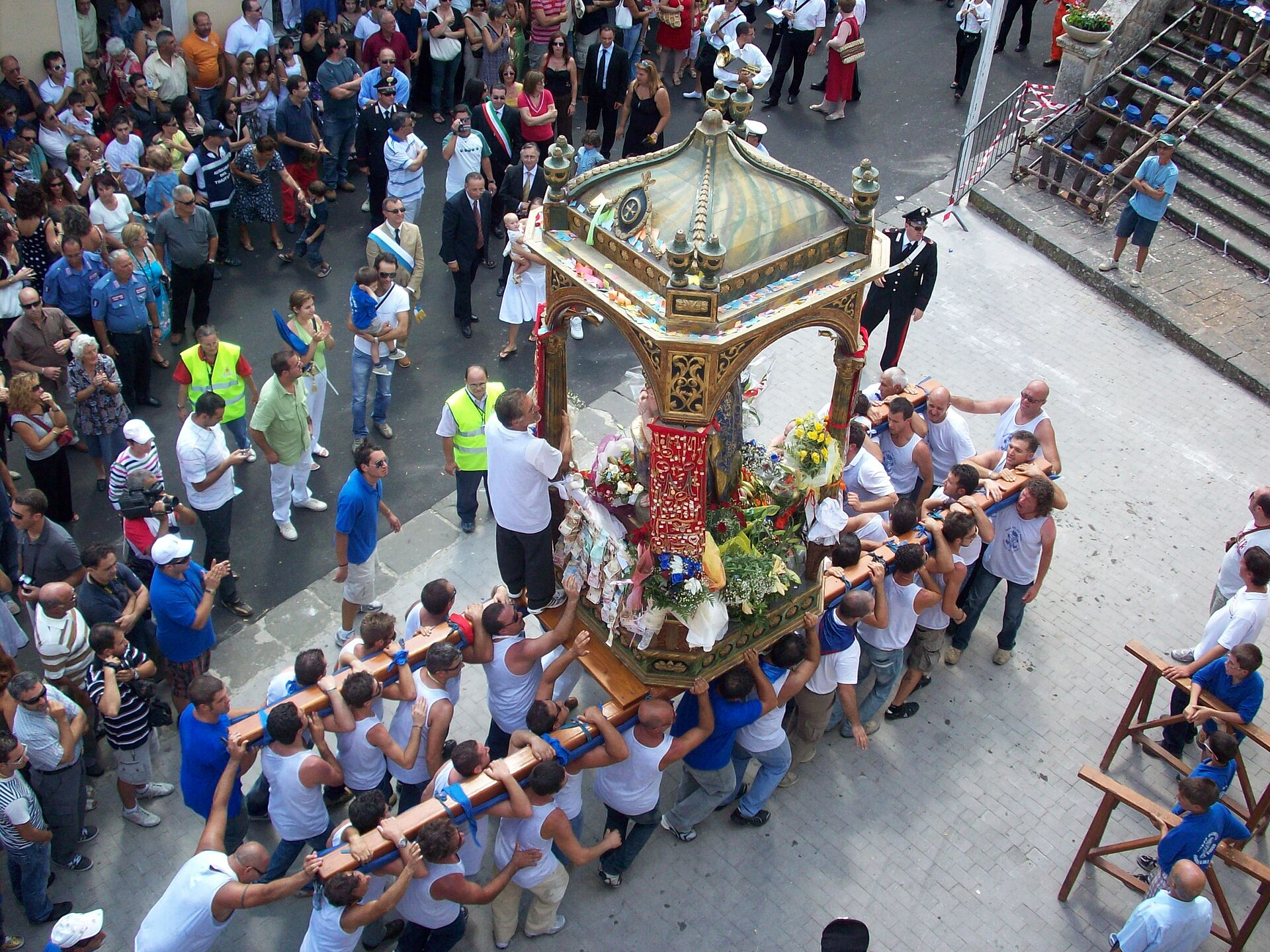 Festa_della_Madonna_del_Bosco_-_La_”Vara”_al_momento_della_Famosa_Ballata_(by_Scorpios90)