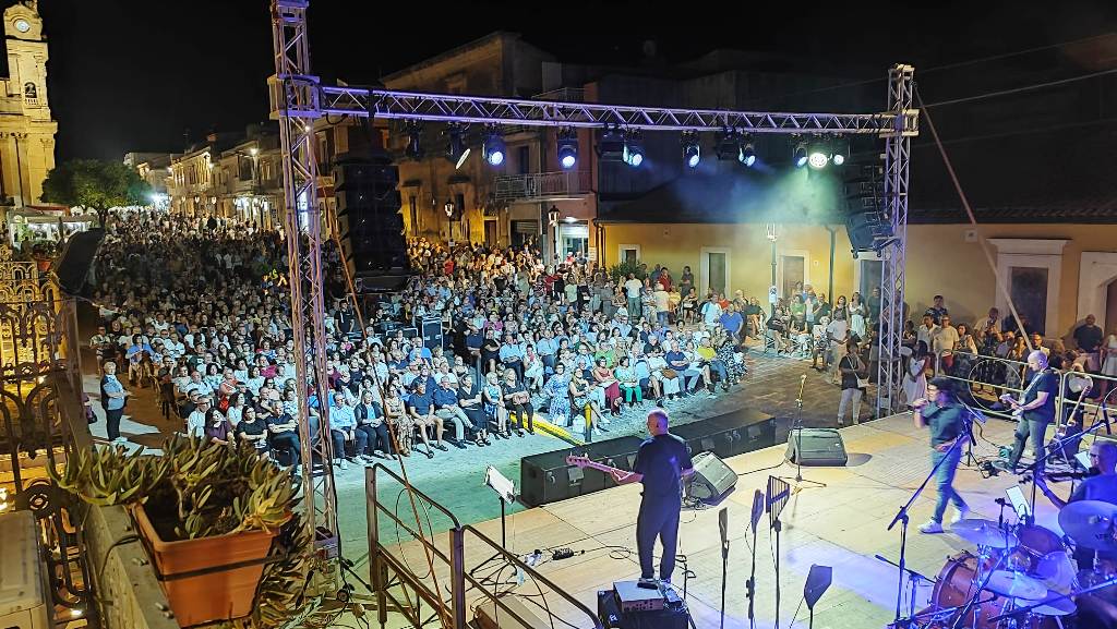 Canicattini Bagni, migliaia di persone per Gianmarco Carroccia: successo anche per “Armonie Liberty”