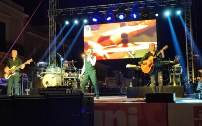 Canicattini Bagni, successo per “Baglioni si nasce”: Piazza XX Settembre si prepara alla pizzica di Consuelo Alfieri e ai ritmi di Lello Analfino