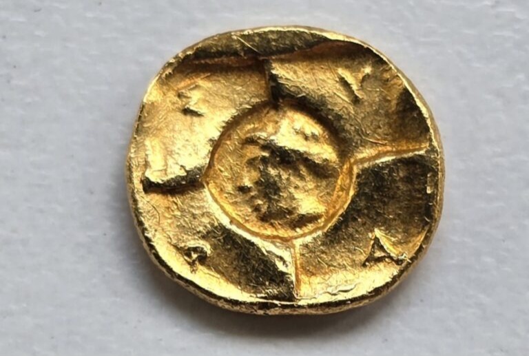Agrigento, scoperta una rara moneta d’oro siracusana del V secolo a.C.