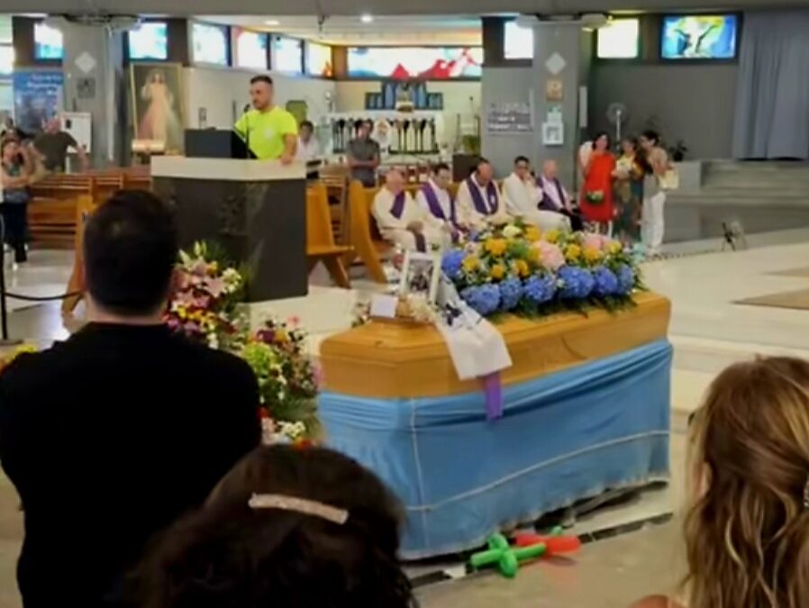 Siracusa, l’ultimo saluto a Franco Neri | Tanta gente in Santuario per i funerali