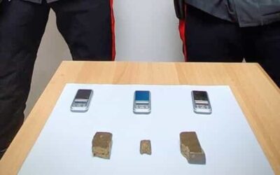 Nei pressi del carcere con 1,5 kg di hashish e cellulari: arrestati due uomini