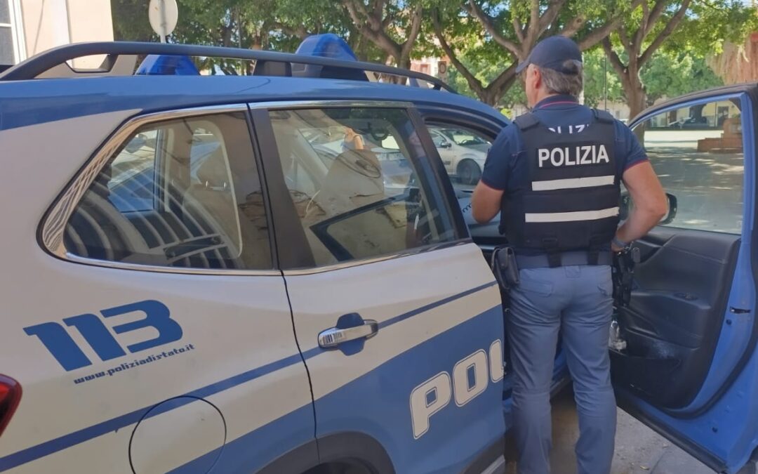 Siracusa, ruba generi alimentari al supermercato e fugge: bloccato dalla Polizia con un tirapugni