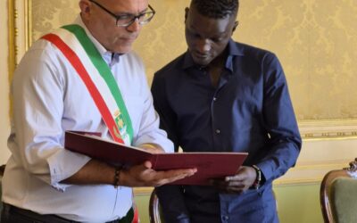 Da 10 anni ad Augusta, Modou Danso diventa cittadino italiano: il giuramento in Municipio