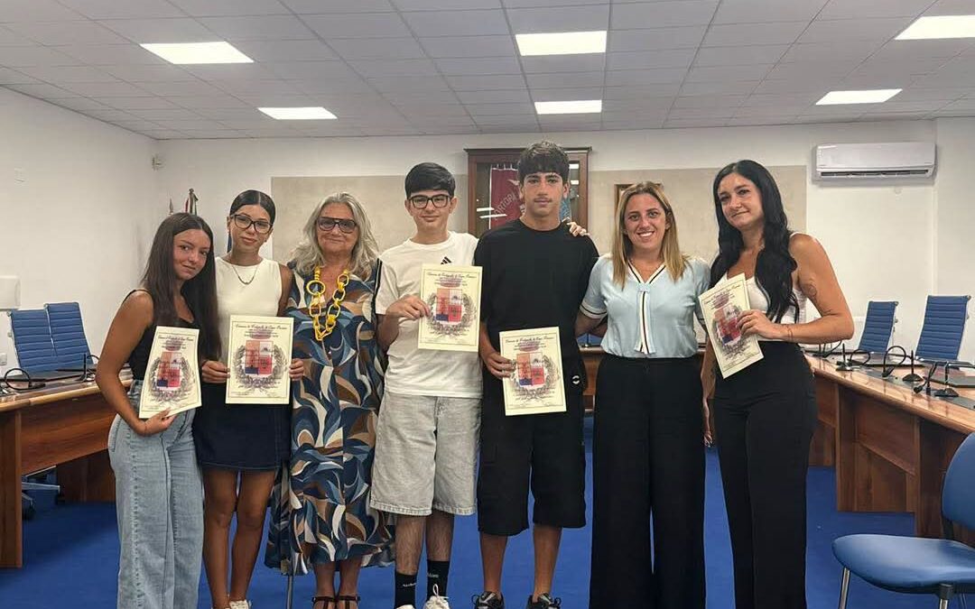 Portopalo premia i suoi giovani: riconoscimenti agli studenti più meritevoli