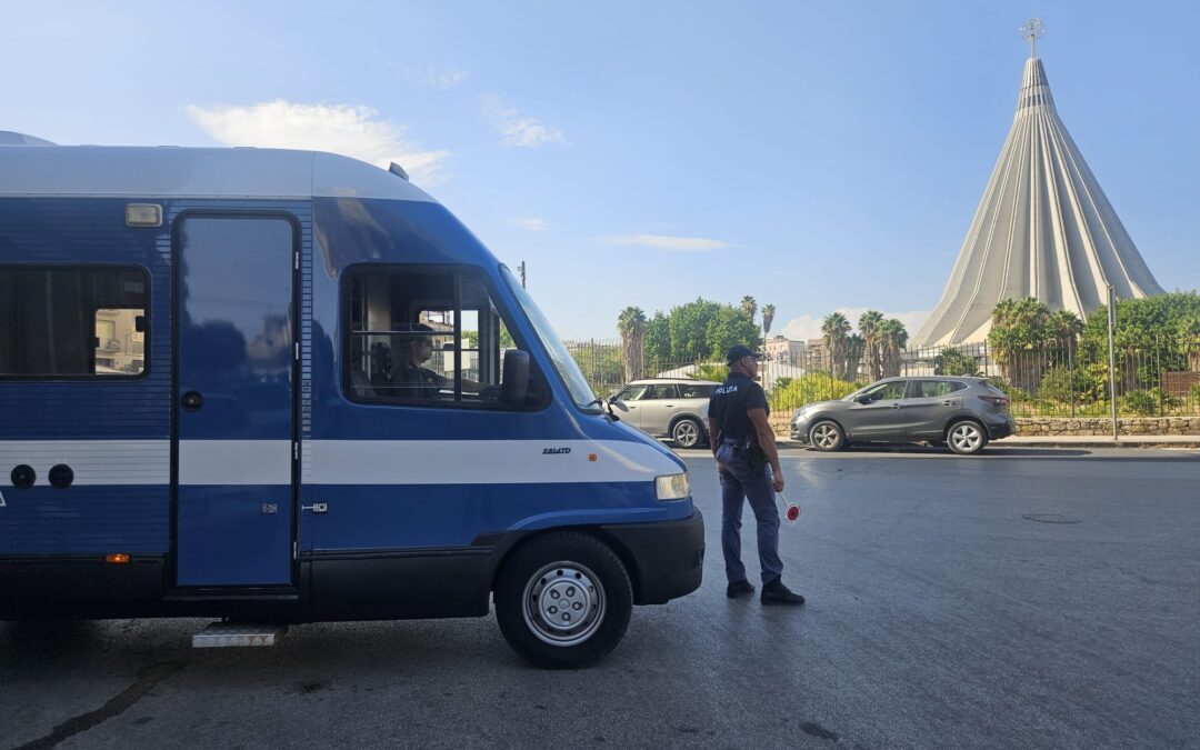 Siracusa, maxi controlli della Polizia alla Borgata: presidio in Piazza Santa Lucia contro degrado e illegalità