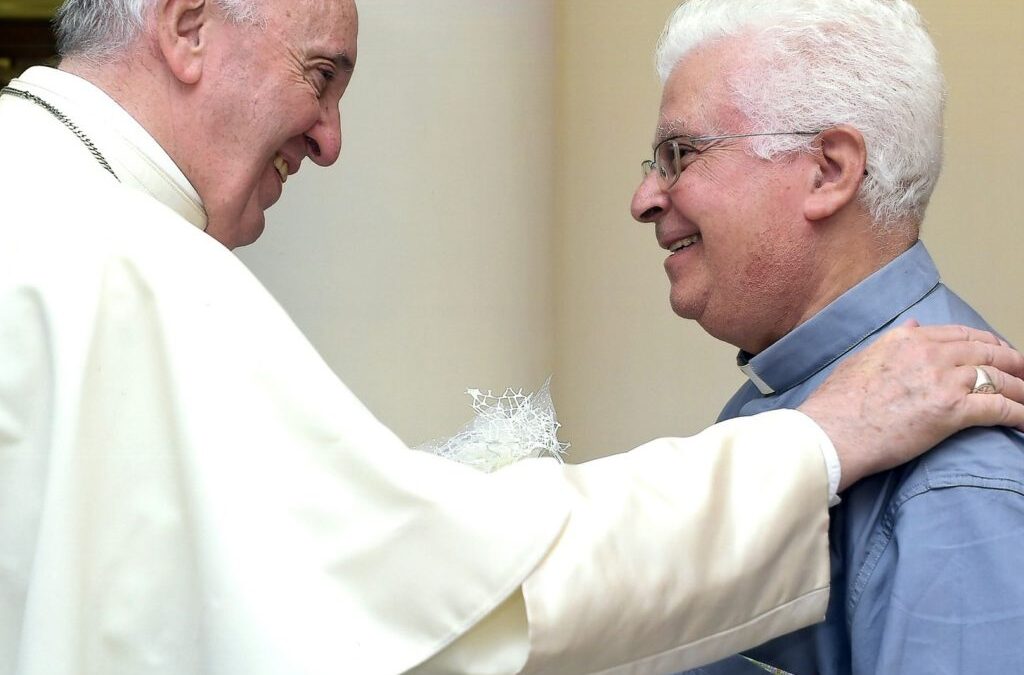 Addio a don Gaetano Giudice, storico parroco di Villasmundo: la comunità in lutto