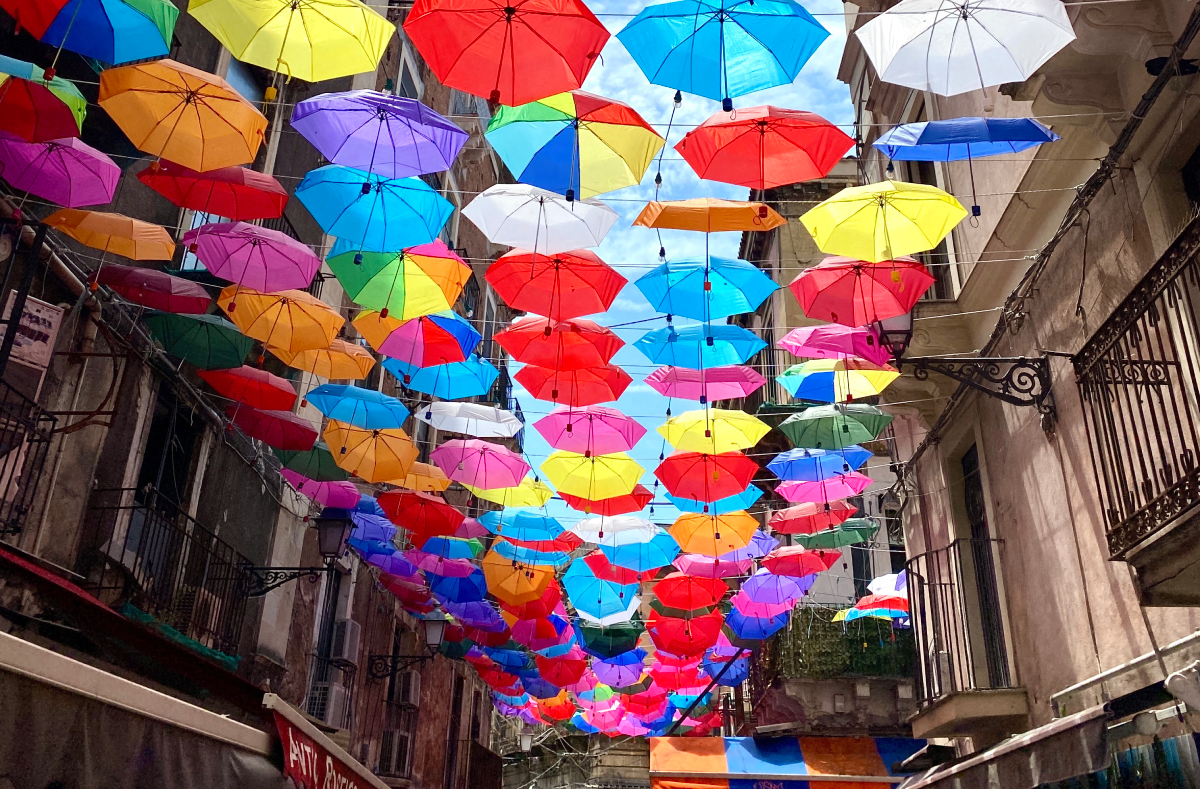 centro_catania_ombrellini_colorati_foto