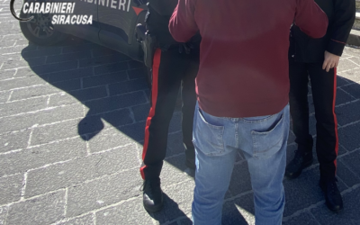 Fingono di aiutarlo e gli rubano il borsello: nei guai una coppia di Augusta